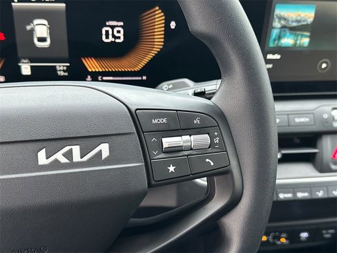 New 2025 Kia K4 LXS image 18