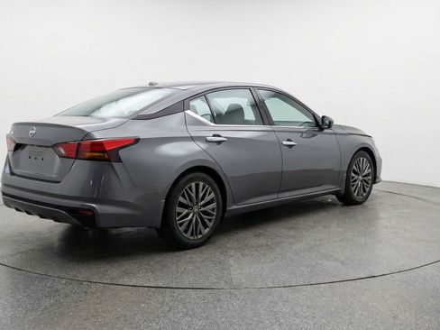 Used 2025 Nissan Altima 2.5 SV FWD image 9