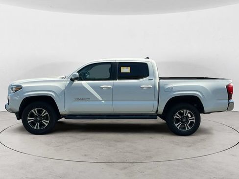 Used 2018 Toyota Tacoma SR5 RWD image 8