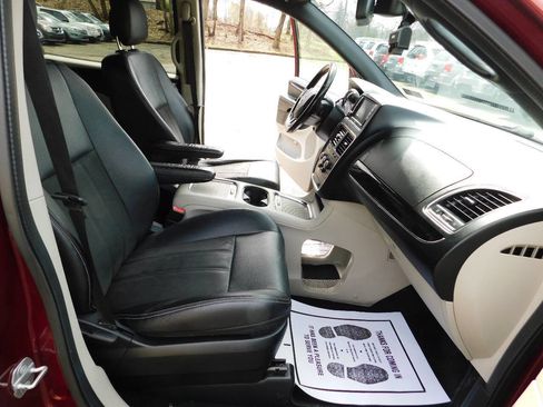 Used 2020 Dodge Grand Caravan SXT image 28