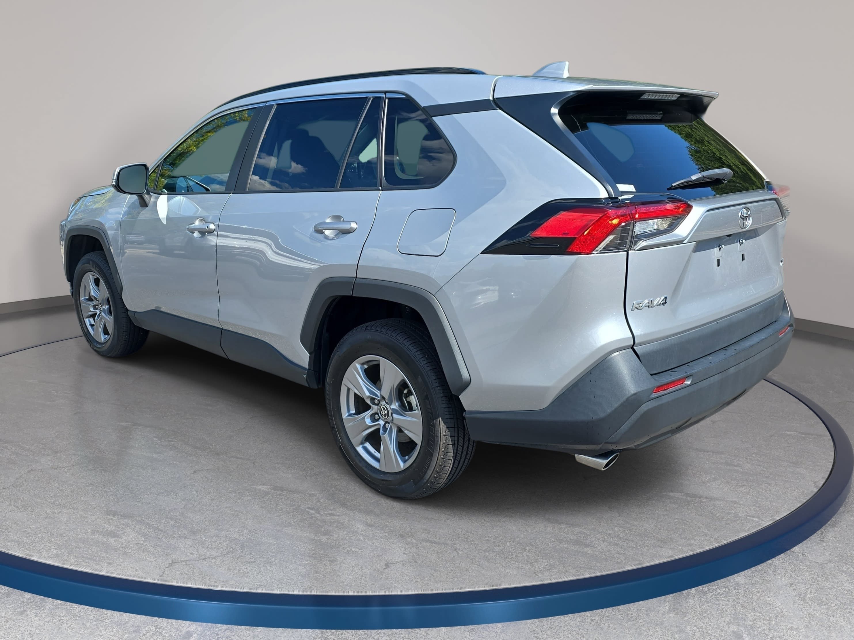 Used 2024 Toyota RAV4 XLE FWD image 7