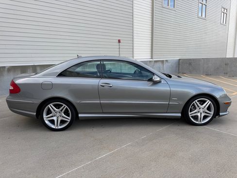 Used 2009 Mercedes-Benz CLK 350 Coupe image 2