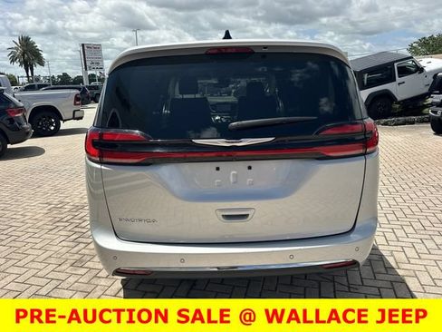 Used 2024 Chrysler Pacifica Touring-L FWD image 8