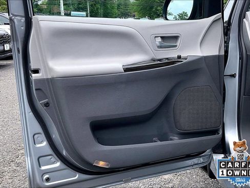 Used 2018 Toyota Sienna XLE w/ XLE Navigation Package FWD image 22