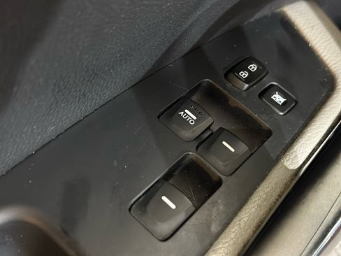 Used 2013 Hyundai Veloster w/ Style Pkg image 29