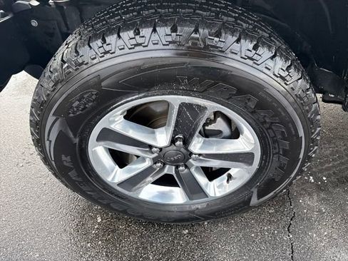 Used 2019 Jeep Wrangler Unlimited Sahara image 40