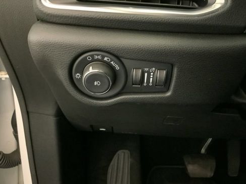 Used 2023 Chrysler Pacifica Limited w/ Uconnect Theater Family Group AWD/4WD image 16