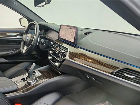 Used 2023 BMW 530e xDrive w/ Premium Package image 20