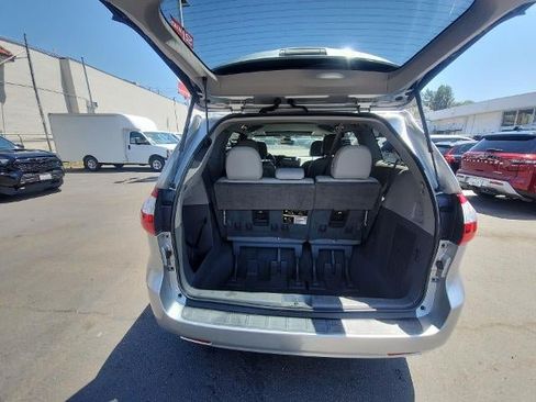 Used 2019 Toyota Sienna XLE FWD image 24