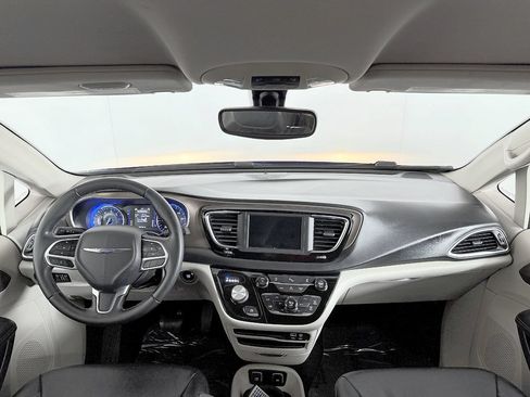 Used 2018 Chrysler Pacifica Touring-L w/ Tire & Wheel Group FWD image 52
