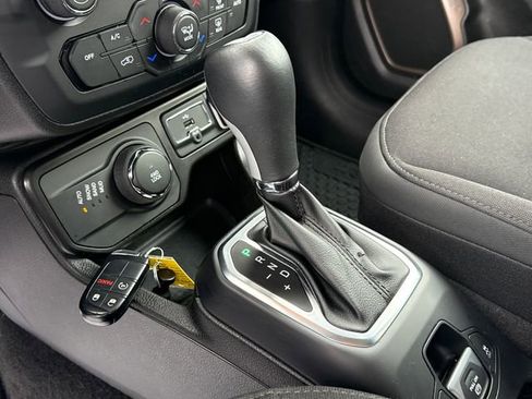Used 2023 Jeep Renegade Latitude AWD/4WD image 9