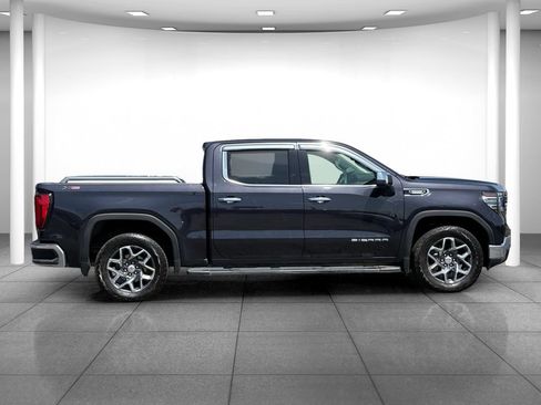 Used 2022 GMC Sierra 1500 SLT w/ X31 Off-Road Package AWD/4WD image 8