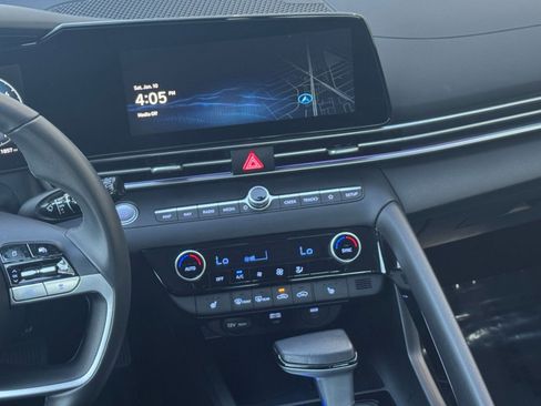 Used 2025 Hyundai Elantra SEL image 21