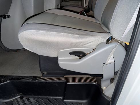 Used 2010 Ford E-350 and Econoline 350 XLT RWD image 21