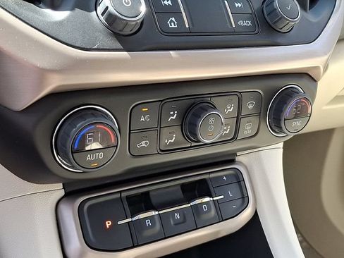 Used 2022 GMC Acadia Denali w/ Denali Ultimate Package FWD image 16