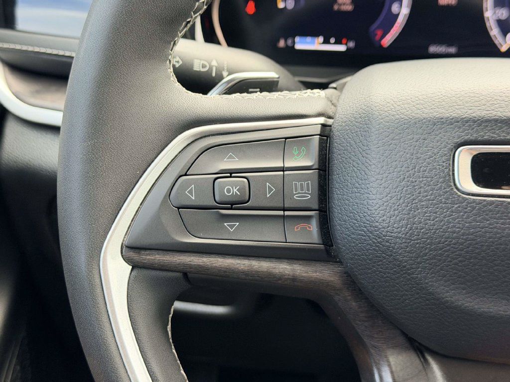 Used 2024 Jeep Grand Cherokee L Limited AWD/4WD image 23