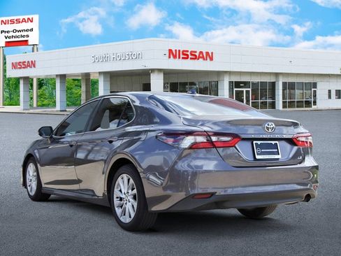 Used 2022 Toyota Camry LE image 3