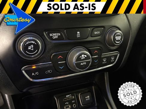 Used 2018 Jeep Cherokee Latitude Plus w/ Comfort/Convenience Group FWD image 26