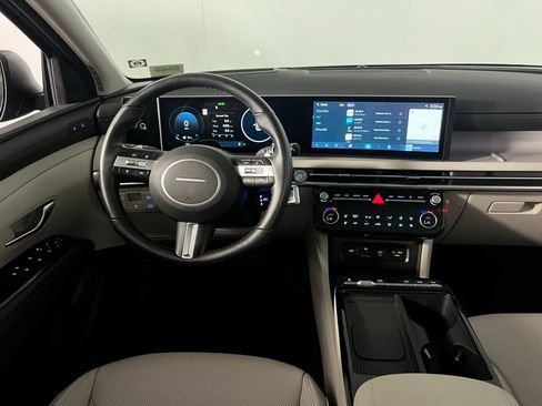 Used 2025 Hyundai Tucson Limited image 16