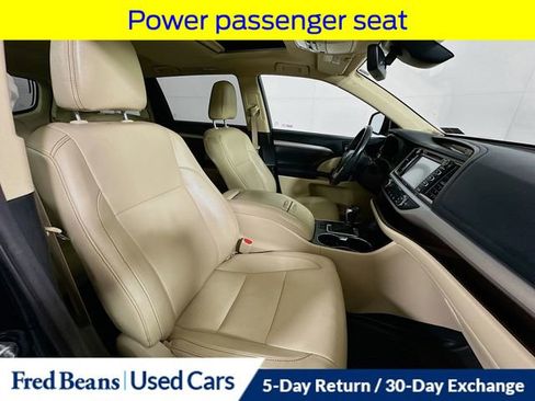 Used 2018 Toyota Highlander XLE image 32