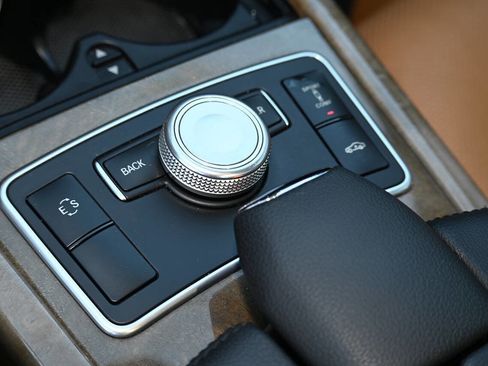 Used 2011 Mercedes-Benz E 550 4MATIC Sedan image 19