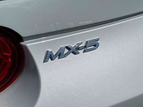 Used 2018 MAZDA MX-5 Miata Club w/ Appearance Package RWD image 23