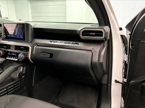 Used 2025 Toyota Tacoma SR5 AWD/4WD image 19