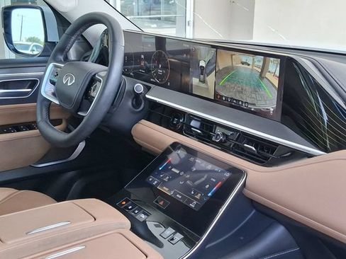 Used 2025 INFINITI QX80 Sensory AWD/4WD image 16