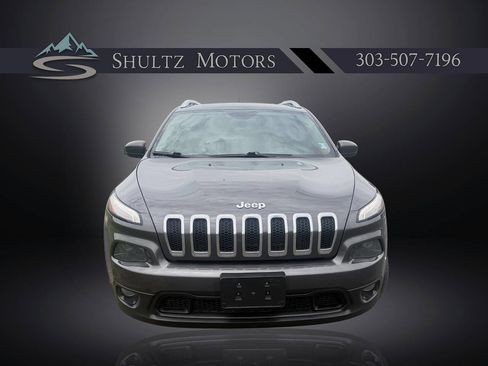 Used 2018 Jeep Cherokee Latitude Plus w/ Cold Weather Group AWD/4WD image 3