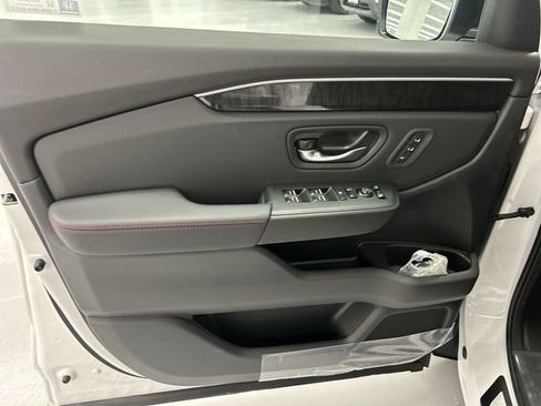 Certified 2025 Honda Pilot Black Edition image 21