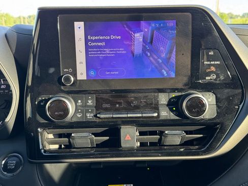 Used 2023 Toyota Highlander XLE AWD/4WD image 2