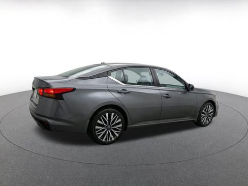 Used 2025 Nissan Altima 2.5 SV FWD image 10