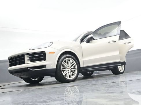 Used 2025 Porsche Cayenne AWD/4WD image 50