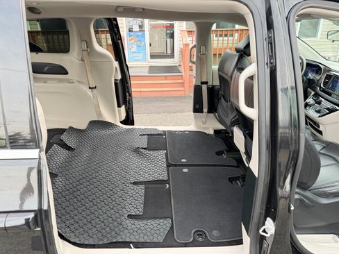 Used 2018 Chrysler Pacifica Touring-L image 35