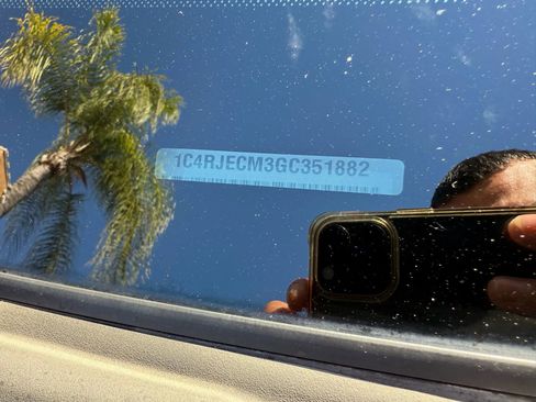 Used 2016 Jeep Grand Cherokee Overland image 39