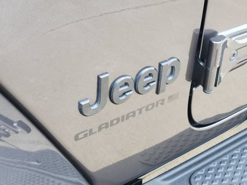 Used 2023 Jeep Gladiator Sport AWD/4WD image 12