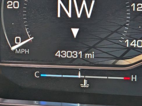 Used 2023 GMC Yukon SLT w/ SLT Luxury Package image 26