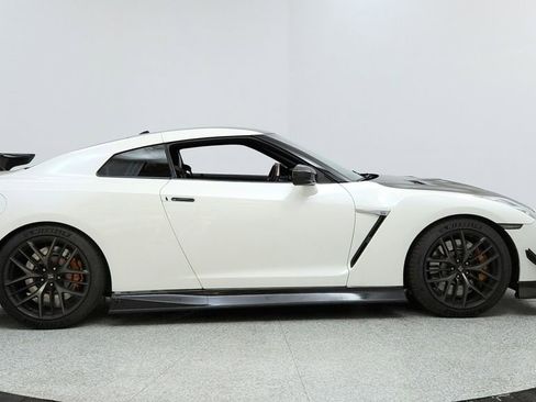 Used 2017 Nissan GT-R Premium w/ Premium Interior Package image 6