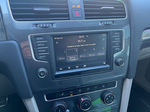 Used 2017 Volkswagen Golf Alltrack S image 35