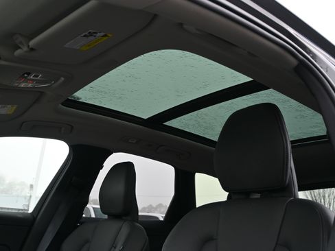 Used 2025 Volvo XC60 B5 Plus image 9