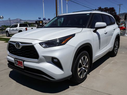 Used 2022 Toyota Highlander XLE AWD/4WD image 4