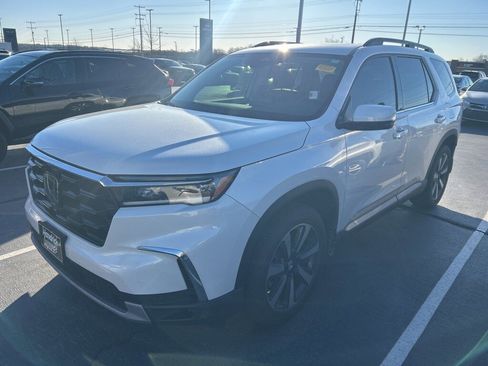 Used 2024 Honda Pilot Touring image 11