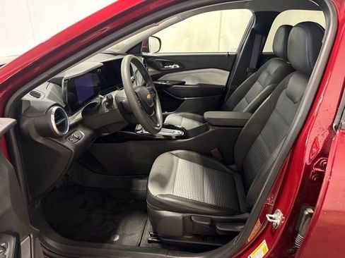 Used 2025 Chevrolet Trax LT FWD image 11