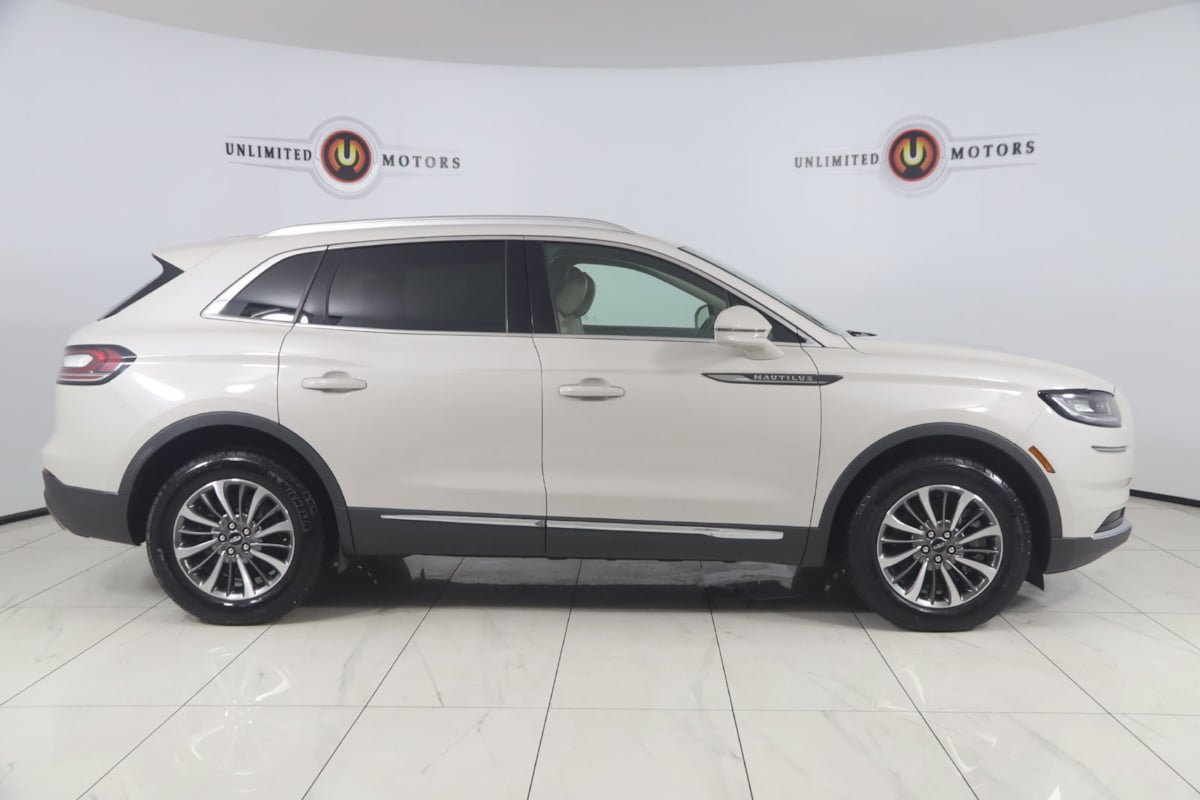Used 2023 Lincoln Nautilus Reserve AWD/4WD image 2