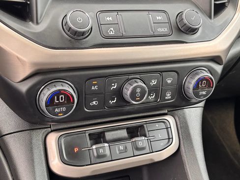 Used 2023 GMC Acadia Denali w/ Denali Ultimate Package FWD image 17