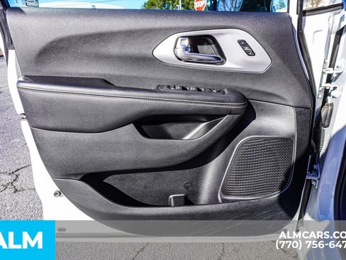 Used 2025 Chrysler Pacifica Limited image 34