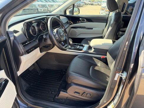 Used 2024 Kia Carnival EX FWD image 11