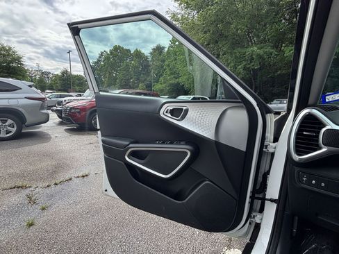 Used 2025 Kia Soul LX w/ LX Technology Package FWD image 18