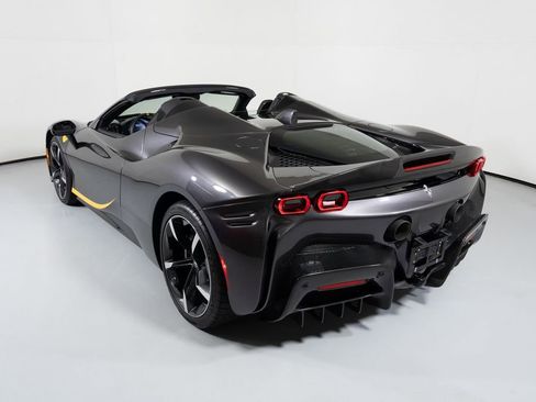 Used 2022 Ferrari SF90 Spider image 27