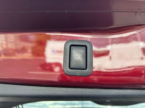 Used 2017 Toyota Highlander XLE image 28